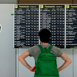 Un pasajero comprueba un panel de información sobre vuelos en la terminal 4 del aeropuerto Adolfo Suárez-Barajas en Madrid. EFE/ Victor Lerena/Archivo