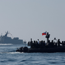  Miembros de la Armada de Taiwán a bordo de un barco navegan cerca de un barco misilístico clase Kuang Hua VI, durante un simulacro que forma parte de una demostración para los medios en las aguas cercanas a un Base militar en Kaohsiung, Taiwán 31 de 