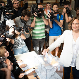 Ada Colau, ejerce el derecho a voto en el Institut La Sedeta, a 28 de mayo de 2023, en Barcelona, Cataluña (España).- David Zorraquino / Europa Press