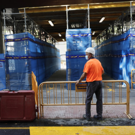 Un obrero durante su jornada laboral en los trabajos de desmontaje del Puente de Joaquín Costa-Francisco Silvela, en Madrid. E.P./Jesús Hellín