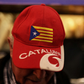 Un seguidor del líder de Junts, Carles Puigdemont, con una gorra con la estelada en uno de los actos de su campaña en el sur de Francia, REUTERS/Nacho Doce