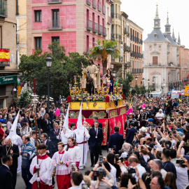 Procesión de Nuestro Padre Jesús del Amor, La Borriquita, con inicio en la calle Bailén y con final en la plaza de San Ildefonso, este domingo en Madrid. EFE/Borja Sanchez-Trillo