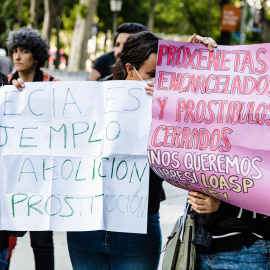 Manifestantes durante una manifestación por la atención a las víctimas de la prostitución, ante el Ministerio de Sanidad, a 19 de mayo de 2023, en Madrid (España).-Carlos Luján / Europa Press