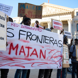 Varias personas se concentran frente al Congreso en defensa de la ILP RegularizaciónYa mientras se debate la iniciativa en el Congreso, a 9 de abril de 2024, en Madrid (España).- Jesús Hellín / Europa Press