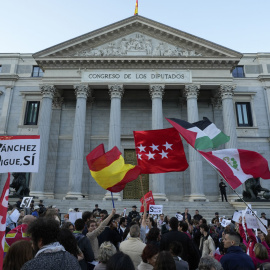 Un momento de la marcha con el lema "Por amor a la democracia", frente al Congreso de los Diputados, convocada por el colectivo La Plaza Madrid y que ha transcurrido este domingo por el centro de Madrid. EFE/ Borja Sánchez-Trillo