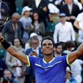 El tenista español Rafael Nadal celebra su victoria ante el austriaco Dominic Thiem tras el partido de semifinales de Roland Garros. EFE/Etienne Laurent