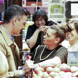  El presidente del Gobierno, Pedro Sánchez, ha visitado el Mercado Central de Tarragona, entre gritos de apoyo y peticiones de fotografías de muchos vecinos. EFE/Quique García