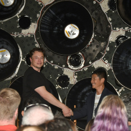 Elon Musk saluda al millonario japonés Yusaku Maezawa en la presentación del primer viaje privado de SpaceX alreredor de la Luna en Hawthorne, California (EEUU). REUTERS/Gene Blevins