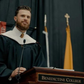  El jugador de fútbol americano Harrison Butker durante su discurso machista en el Benedictine College.- Benedictine College / YouTube