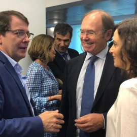 El presidente de Castilla y León, Alfonso Fernández Mañueco, kunto al expreidente del Senado Pío García-Escudero y la presidenta madrileña Isabel Díaz Ayuso.