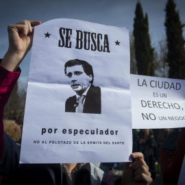 Varias personas protestan durante una manifestación contra la celebración de la mascletà madrileña, en el Puente del Rey de Madrid Río, a 18 de febrero de 2024, en Madrid (España).- Juan Barbosa / Europa Press