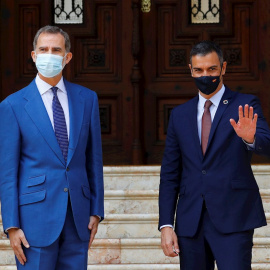 El rey Felipe VI y el presidente del Gobierno, Pedro Sánchez, en la entrada del Palacio de Marivent, antes de su tradicional despacho veraniego. EFE/Ballesteros