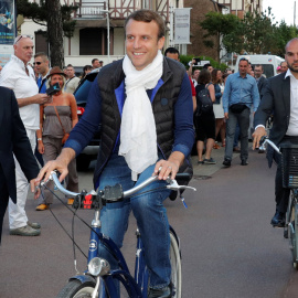 El presidente francés Emmanuel Macron monta en bici en Le Touquet, Francia, este sábado. REUTERS/Philippe Wojazer