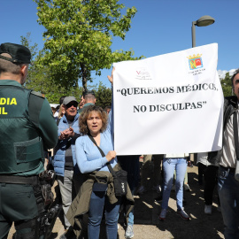  Un grupo de personas exige mejoras en la Sanidad Pública durante una manifestación, a 22 de abril de 2023, en Colmenar Viejo, Madrid.- Rafael Bastante / Europa Press