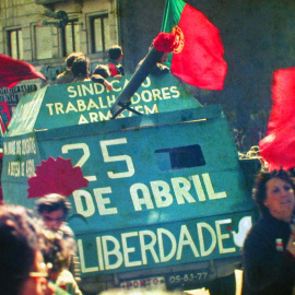 Manifestación por el aniversario de la Revolución de los Claveles, el 25 de abril de 1983.- Henrique Matos