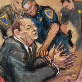 Dibujo difundido de Harvey Weinstein tras escuchar el veredicto por el que ha sido declarado culpable de abusos sexuales en un tribunal de Manhattan. /REUTERS