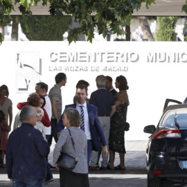 Familiares del español Ignacio Echeverría llegan al tanatorio de Las Rozas. EFE/Javier López