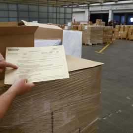 Cajas donde se almacenan las papeletas para las elecciones europeas del 9J.- EFE/ Quique García