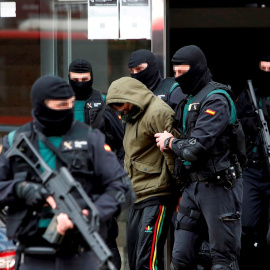 Imagen de archivo de la detención de un acusado de autoadoctrinamiento y difusión de propaganda yihadista. EFE/JAVIER BELVER/Archivo