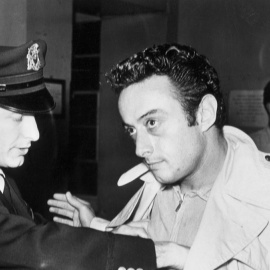 El cómico Lenny Bruce en una de sus detenciones.