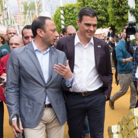 Alfonso Rodríguez Gómez de Celis y Pedro Sánchez en una fotografía de archivo. - EUROPA PRESS