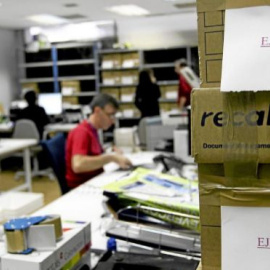 Funcionarios de Justicia trabajando en la Audiencia Nacional en Madrid.- EFE