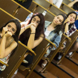 Estudiantes en la Universidad de Barcelona esperan para examinarse de Selectividad. EFE