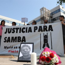 Protesta ante los juzgados donde se celebra la vista oral por la muerte en 2011 de Samba Martine tras 38 días internada en el CIE de Aluche.- MARTA JARA / EUROPA PRESS