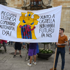 Grupos de personas participan en una concentración en apoyo a la aprobación de la declaración para la autonomía para León.- EFE/J.Casares