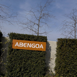 El logo de Abengoa en la entrada de su sede en Sevilla. REUTERS/Marcelo del Pozo