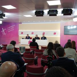 El secretario general de la Conferencia Episcopal, Luis Argüello, y el vicesecretario para Asuntos Económicos, Fernando Giménez Barriocanal, presentan los datos de la asignación tributaria de 2018.