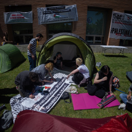 Varios estudiantes hacen una acampada para mostrar su apoyo al pueblo palestino y exigir el fin del conflicto en Gaza, en las inmediaciones de la Casa de Estudiantes de la Universidad Complutense, a 7 de mayo de 2024, en Madrid (España).- Eduardo Parra /