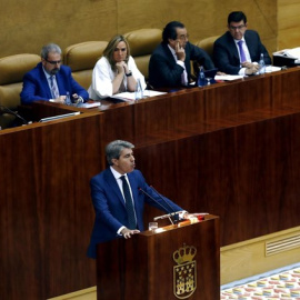 La presidenta de la Asamblea de Madrid, Paloma Adrados (primera por la izquierda), junto a otros miembros de la Mesa de cámara autonómica, durante la intervención del portavoz del Ejecutivo, Ángel Garrido. E.P.