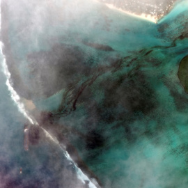 Un satélite muestra la gran mancha de combustible alcanzando las costas de Isla Mauricio. REUTERS