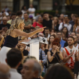 La líder de Sumar y vicepresidenta del Gobierno, Yolanda Díaz, interviene durante el cierre de la campaña electoral de su formación, este viernes en la Plaza de la Virgen de Valencia. EFE/ Biel Aliño