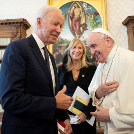 El Papa Francisco se reúne con el presidente estadounidense Joe Biden y la primera dama Jill Biden, en el Vaticano.-Vaticano/Vía Reuters