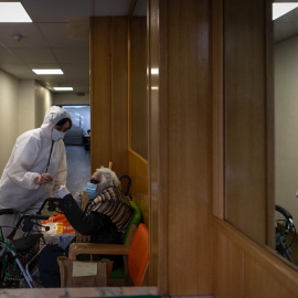 Voluntarios de la ONG Pro-Activa Open Arms trasladan a personas mayores de una residencia de Barcelona a hospitales de la ciudad. /EFE