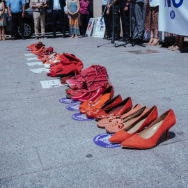 Varios pares de zapatos de color rojo durante un minuto de silencio por la mujer fallecida en Alicante.- Roberto Plaza / Europa Press