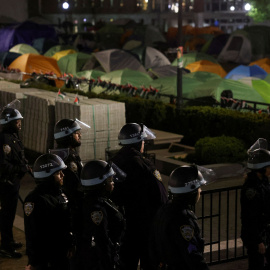 La policía cerca de un campamento de manifestantes que apoyan a los palestinos en los terrenos de la Universidad de Columbia en la ciudad de Nueva York, EE.UU., el 30 de abril de 2024. REUTERS/Caitlin Ochs/