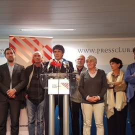 Carles Puigdemont s'adreça als mitjans de comunicació, acompanyat de Toni Comín, Clara Ponsatí, Lluís Puig i Lluís Llach, Consell per la República