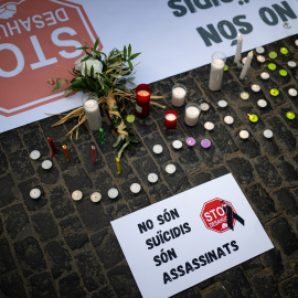 Varias velas y carteles durante una movilización por el suicidio de dos hermanas horas antes de ser desahuciadas, en la plaça de Sant Jaume en Barcelona, Catalunya (España).- Lorena Sopêna / Europa Press