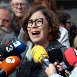 L'exdiputada de la CUP Eulàlia Reguant atenent a la premsa davant dels jutjats de Madrid aquest 25 de febrer del 2020.