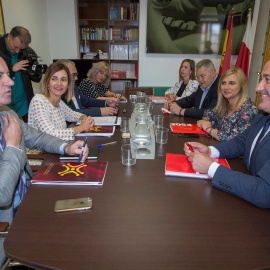 13/06/2019.- Los integrantes de las mesas negociadoras del PRC, Guillermo Blanco (i), Pedro Hernando (3i), Rosa Díaz Fernández (4i) y Paula Fernández (2d) al comienzo de la reunión con los del PSOE, Agustin Molleda (d), María Sánchez (4d) Noelia Cob