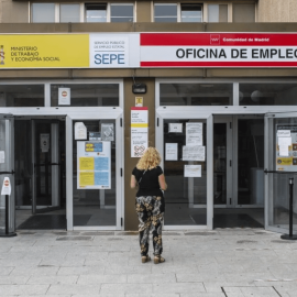 Foto de archivo de una mujer a las puertas de una oficina del SEPE y oficina de empleo.- Alejandro Martí­nez Vélez // Europa Press