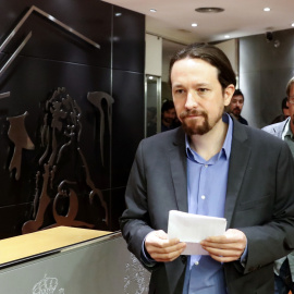 El líder de Podemos, Pablo Iglesias,antes de comparecer en rueda de prensa en el Congreso en la que anunció su intención de abrir una ronda de encuentros con el resto de partidos para presentar en los próximos días una moción de censura contra el pr