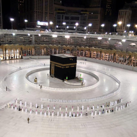 Un pequeño grupo de fieles reza ante la Kaaba en la Gran Mezquita de La Meca mientras practica el distanciamiento social. REUTERS