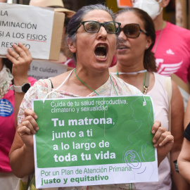 Una mujer sujeta una pancarta en la que se lee: 'Tu matrona, junto a ti a lo largo de toda tu vida' durante una manifestación contra el “abandono” de la sanidad en Madrid.- Gustavo Valiente / Europa Press