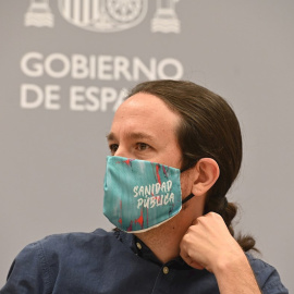 30/07/2020.- El vicepresidente segundo del Gobierno, Pablo Iglesias, asiste a la clausura del acto "Samudaripen", un encuentro en memoria y reconocimiento a las víctimas del pueblo gitano en el holocausto nazi, que se celebra en la sede de la Vicepreside