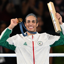 La boxeadora argelina Imane Khelif levantando su medalla de oro en los JJOO de Paris.- EuropaPress