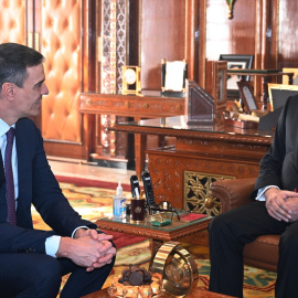 El presidente del Gobierno español, Pedro Sánchez, es recibido por el Rey de Marruecos, Mohamed VI, en un viaje oficial.- Moncloa